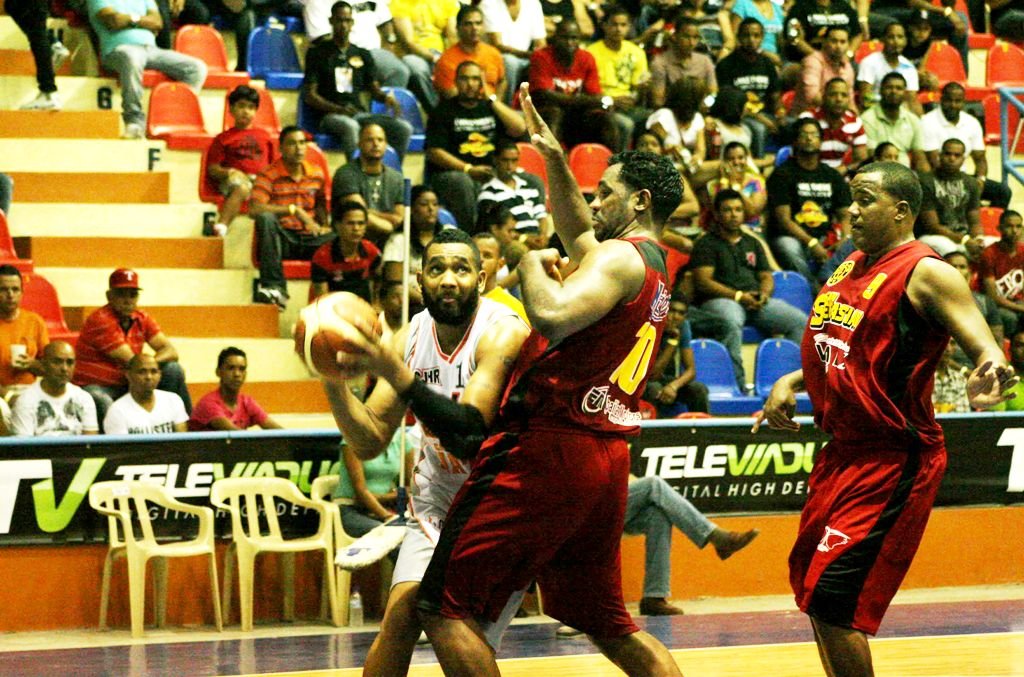 Robin Zapata del José Horacio intenta hacer ofensiva frente a la defensa de Marlon Martínez